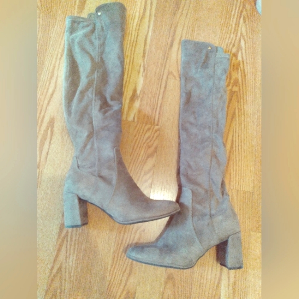 Boots 👢 below the knee